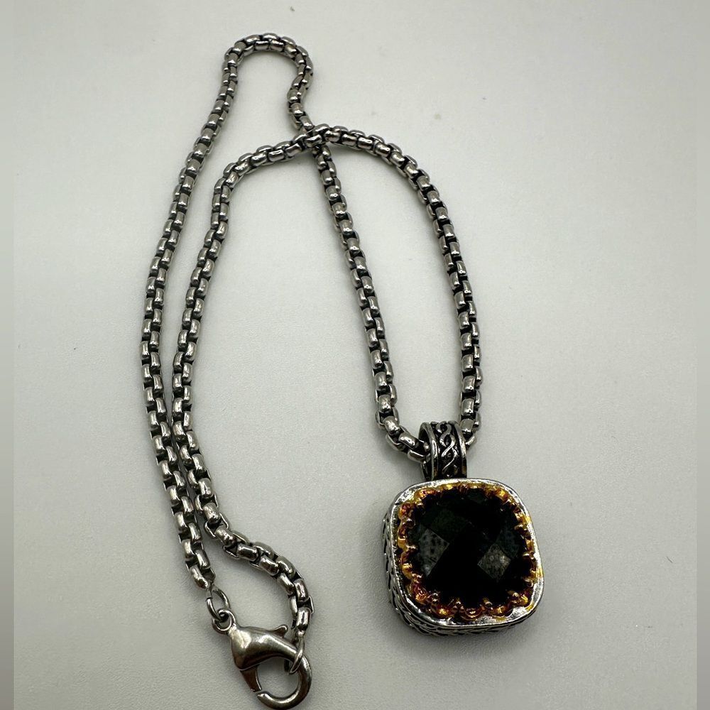 Stylish 16” heavy silver toned necklace with‎ faux onyx pendant!